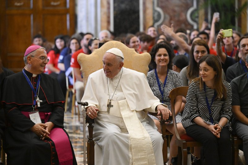 El papa Francisco se sienta cerca de un obispo no identificado mientras dirige una audiencia con jóvenes que participan en un programa de campamento de verano patrocinado por Alpha International, en el Vaticano el 5 de agosto de 2022. (Foto CNS/Vatican Media)