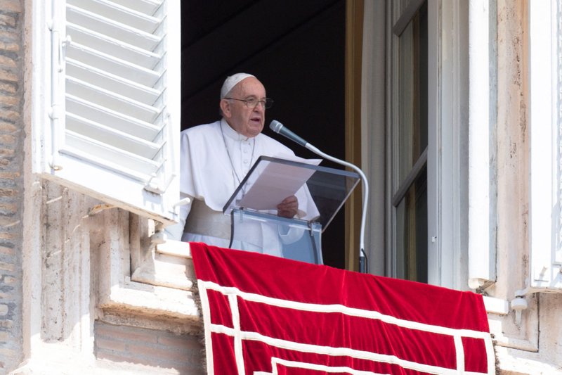 El Papa Francisco dirige el Ángelus desde la ventana de su estudio con vistas a la Plaza de San Pedro en el Vaticano el 15 de agosto de 2022, fiesta de la Asunción de María. (Foto CNS/Vatican Media, archivo)