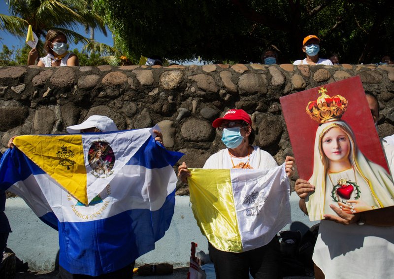 Peregrinos sostienen banderas y una imagen de María mientras participan en un evento mariano en el atrio de la Catedral Metropolitana en Managua, Nicaragua, el 13 de agosto de 2022, luego de que la policía prohibiera una procesión y peregrinación católica en la capital, citando razones de seguridad. (CNS photo/Maynor Valenzuela, Reuters)