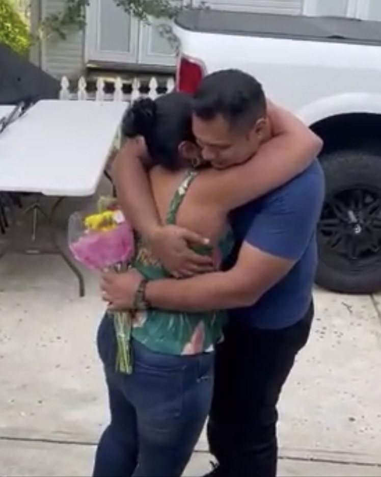 Jorge Alvarenga y su madre se abrazan en la casa de un familiar cerca de Washington el 31 de julio de 2022, luego de estar separados por 17 años. La madre de Alvarenga emigró a EE. UU. desde El Salvador por razones económicas y gracias a un curso sobre doctrina social católica que asistió su hijo en Washington, pudo viajar desde un estado cercano para verlo brevemente. (Foto CNS/ Cortesía de Jorge Alvarenga)