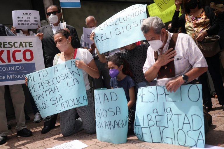 Personas rezan frente a la embajada de Nicaragua en Ciudad de México el 16 de agosto de 2022. Exigen el respeto a la libertad religiosa en Nicaragua y el fin de la persecución a la iglesia y a los opositores al gobierno del presidente nicaragüense Daniel Ortega. (Foto CNS /Edgard Garrido, Reuters)