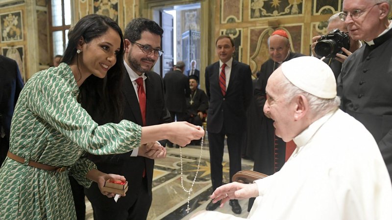 El Papa Francisco acepta un rosario durante una audiencia con miembros de la Red Internacional de Legisladores Católicos en el Vaticano el 25 de agosto de 2022. (Foto CNS /Vatican Media)