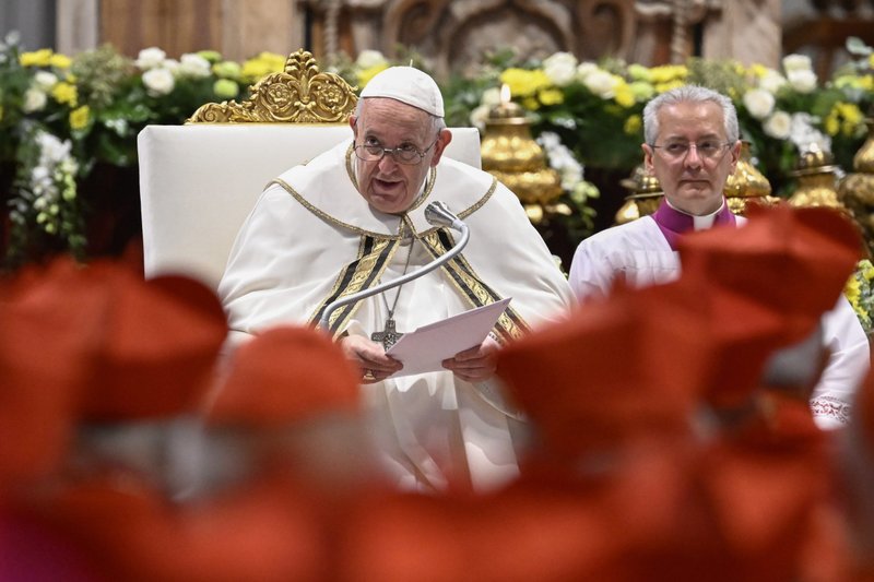 El Papa Francisco habla mientras dirige un consistorio para la creación de 20 nuevos cardenales en la Basílica de San Pedro en el Vaticano el 27 de agosto de 2022. (Foto CNS /Vatican Media)