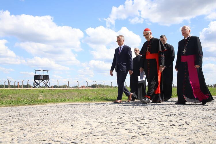 El cardenal Michael Czerny conmemoró el 80º aniversario del asesinato en la cámara de gas de la conversa católica de origen judío Edith Stein el martes 9 de agosto de 2022, celebrando una misa en el antiguo campo de exterminio de Auschwitz y contando la historia de los orígenes judíos de su propia familia y su destino con los nazis. (Crédito: Flickr/Arquidiócesis de Cracovia).