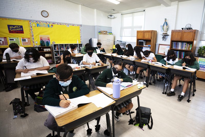 Los estudiantes trabajan en la Escuela Nuestra Señora de Guadalupe en el Este de Los Ángeles en el primer día de regreso a clases. (Victor Alemán)