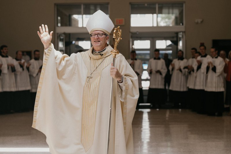 El obispo Robert E. Barron saluda tras su investidura como noveno obispo de la diócesis de Winona-Rochester el 29 de julio en la concatedral de San Juan Evangelista en Rochester. (Foto Diócesis de Winona-Rochester)
