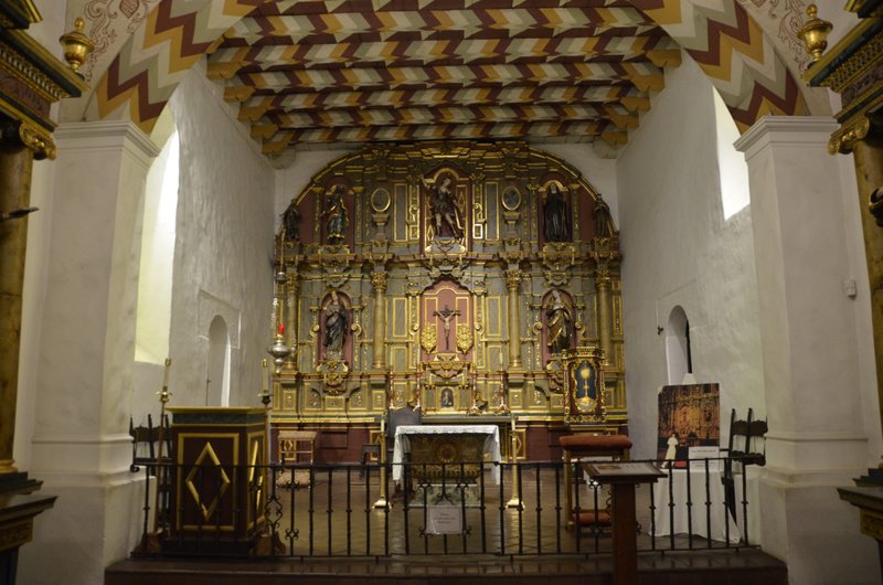 Altar principal de la Misión Dolores en San Francisco. (Foto Stephen J. Binz)