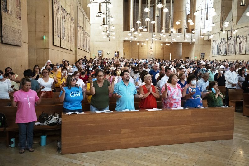 Los católicos de Los Ángeles abarrotaron la Catedral de Nuestra Señora de los Ángeles para el evento de la Conferencia Eucarística de un día, el 13 de agosto. (Víctor Alemán)