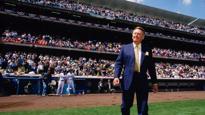 Vin Scully durante el día de apertura de los Dodgers de Los Ángeles en 1999. (© Jon SooHoo/Los Angeles Dodgers 1999)