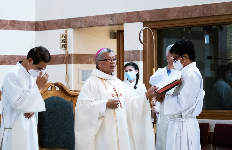 El obispo auxiliar de Los Ángeles, Alex D. Aclan, celebra una misa especial en memoria de los miembros de la Oficina del Ministerio Étnico y sus familias que han fallecido desde el inicio de la pandemia en la Iglesia de la Encarnación en Glendale el 6 de agosto de 2022. (Víctor Alemán)