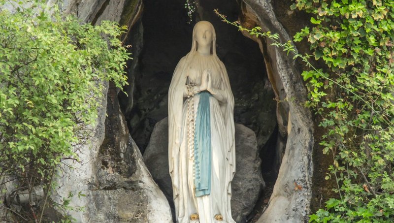 La estatua de María en la gruta del Santuario de Nuestra Señora de Lourdes, en el suroeste de Francia. (Foto Shutterstock)