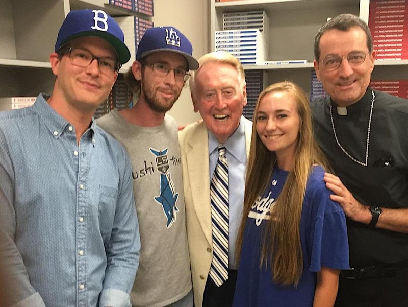 De izquierda a derecha: J.P. Kaser, Kevin Brennan, Vin Scully, Amy Brennan, el obispo Joseph V. Brennan, en un partido de los Dodgers en 2016. (Cortesía de Robert Brennan)