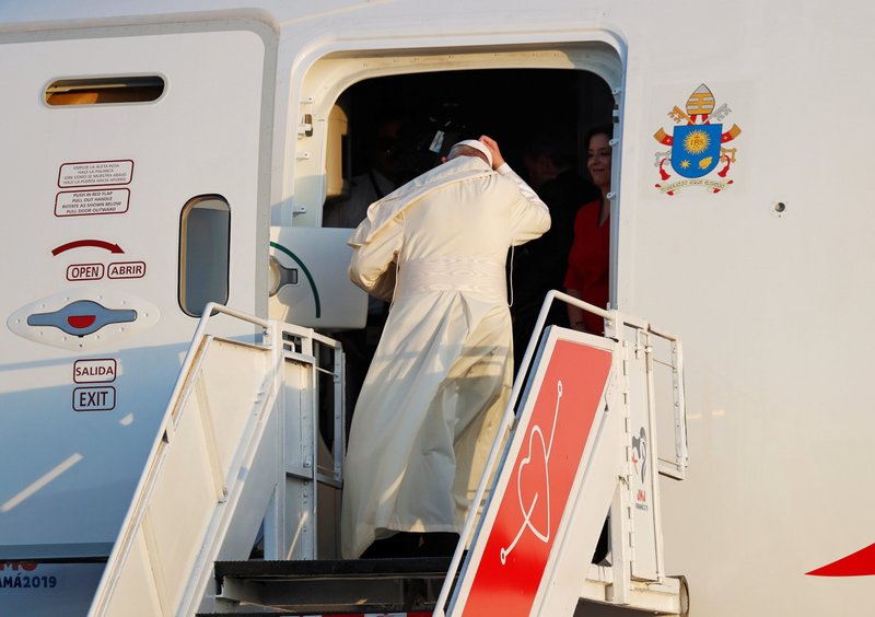 El Papa Francisco aparece en una foto de 2019 subiendo al avión para un viaje. El Vaticano confirmó que el Papa Francisco viajará a Kazajistán del 13 al 15 de septiembre de 2022 y asistirá al VII Congreso de Líderes de Religiones Mundiales y Tradicionales. (Foto CNS /Henry Romero, Reuters)