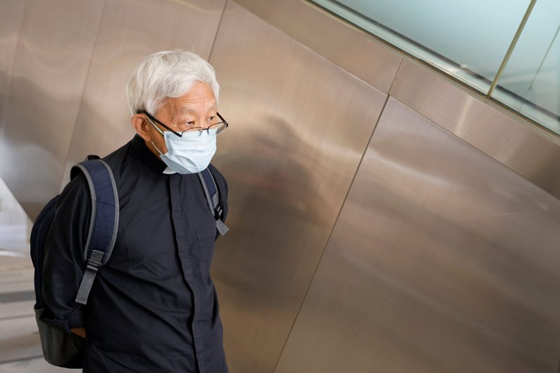 El cardenal Joseph Zen Ze-kiun, obispo retirado de Hong Kong, llega a los tribunales de West Kowloon el 15 de octubre de 2020 para apoyar a los activistas prodemocráticos que se enfrentan a cargos relacionados con una asamblea de vigilia ilegal que conmemora la represión de la plaza de Tiananmen en 1989. En una audiencia previa al juicio celebrada en Hong Kong el 9 de agosto de 2022, un juez anunció que el cardenal Zen y otros cuatro acusados se enfrentarán a un juicio de cinco días entre el 19 y el 23 de septiembre por cargos de no haber registrado correctamente un fondo ya desaparecido para ayudar a los manifestantes antigubernamentales. (Foto CNS /Tyrone Siu, Reuters)