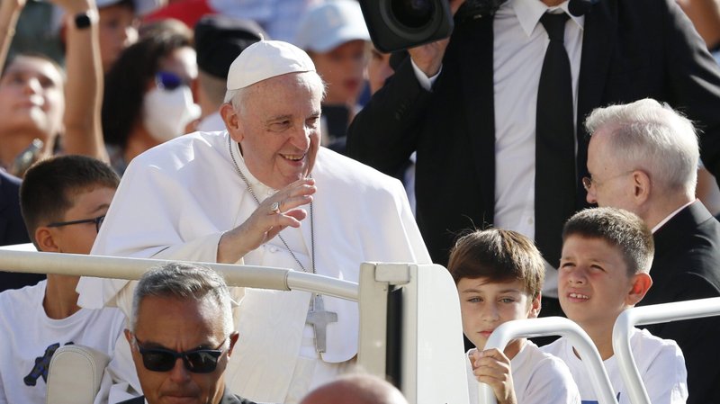 Los niños viajan en el papamóvil con el Papa Francisco mientras saluda a la multitud durante su audiencia general en la Plaza de San Pedro en el Vaticano el 7 de septiembre de 2022. (Foto CNS /Paul Haring)