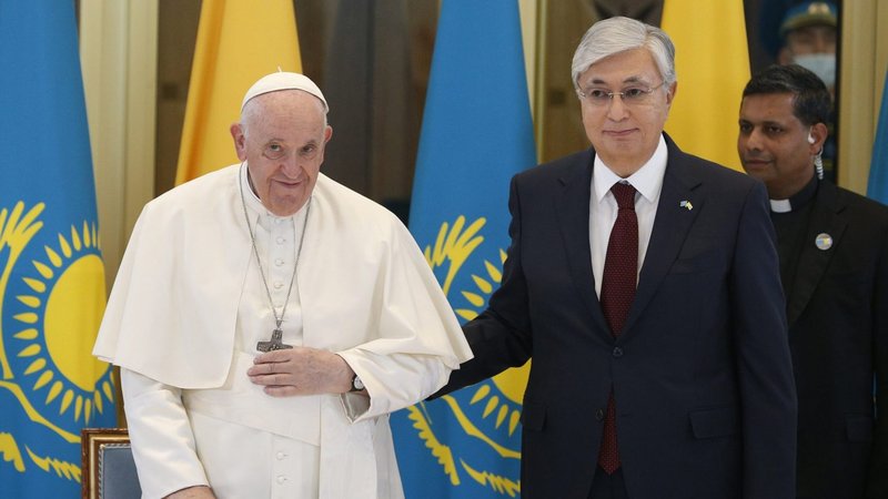 El Papa Francisco es recibido por el presidente kazajo Kassym-Jomart Tokayev a su llegada al aeropuerto internacional de Nur-Sultan, Kazajistán, el 13 de septiembre de 2022. El Papa asiste al Congreso de Líderes de Religiones Mundiales y Tradicionales en Nur-Sultan. (Foto CNS /Paul Haring)