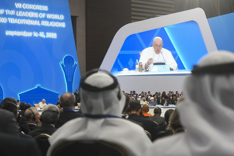 El Papa Francisco, a la izquierda, se dirige al Congreso de Líderes de Religiones Mundiales y Tradicionales en el Palacio de la Paz y la Reconciliación en Nur-Sultan, Kazajistán, el 14 de septiembre de 2022. (Foto CNS /Vatican Media)