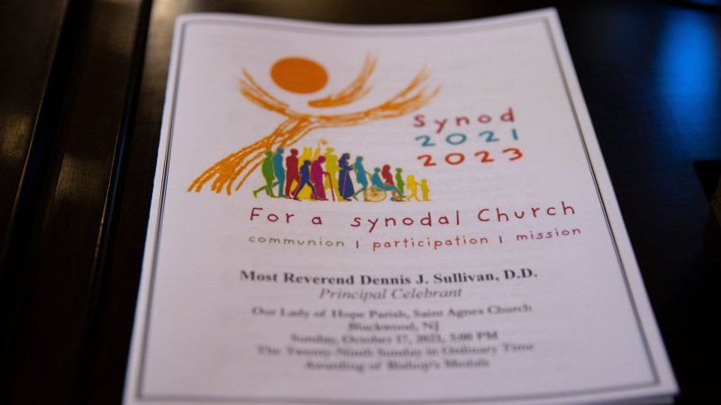 Un programa para una misa de apertura del proceso sinodal en la Diócesis de Camden, N.J., se ve en la Iglesia de Santa Inés de la Parroquia de Nuestra Señora de la Esperanza en Blackwood, N.J., el 17 de octubre de 2021. Durante varios meses se recogieron las reflexiones de los fieles en las parroquias de toda la diócesis y se presentaron a los equipos diocesanos y decanatos como parte del proceso de preparación de toda la iglesia para el Sínodo de los Obispos de 2023 sobre la sinodalidad. (Foto CNS /Dave Hernandez, Catholic Star Herald)
