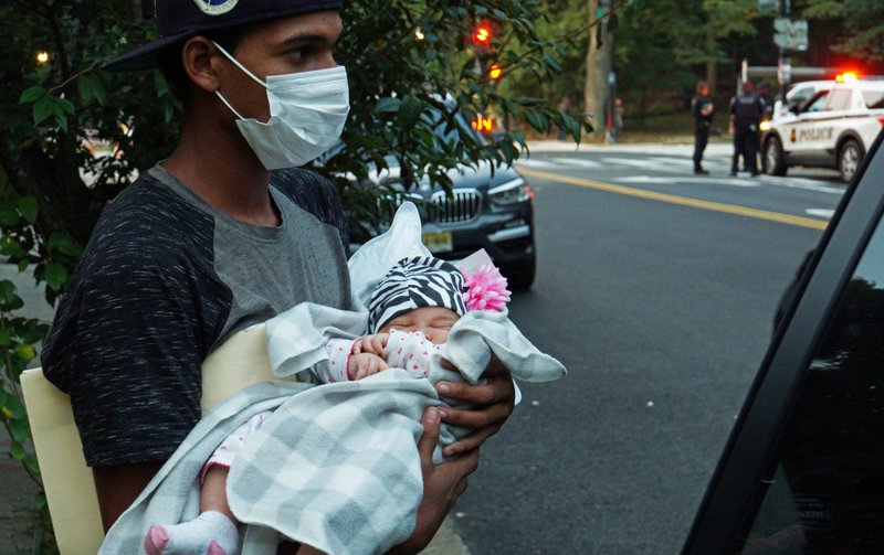 Un bebé de 1 mes es colocado en un vehículo para ser transportado a un lugar seguro en Washington el 17 de septiembre de 2022 después de que un grupo de migrantes, en su mayoría venezolanos, llegó en autobús desde un centro de detención en Texas. El grupo fue enviado a las afueras del Observatorio Naval, la residencia oficial de la vicepresidenta Kamala Harris, tras órdenes de políticos republicanos. (Foto CNS/Marat Sadana, Reuters)