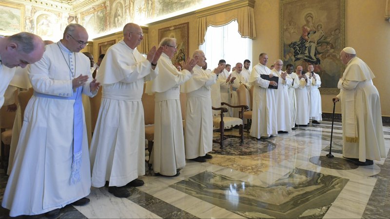 El Papa Francisco dirige una audiencia con los Canónigos Regulares de Prémontré, comúnmente conocidos como los Norbertinos, en el Vaticano el 22 de septiembre de 2022. Una comunidad religiosa debe asegurarse de que su actividad económica está al servicio de su misión, cumple con su carisma y nunca se convierte en un fin en sí mismo, dijo el Papa a los miembros de la orden. (Foto CNS/Vatican Media)