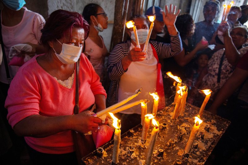 Un grupo de mujeres enciende velas y reza durante una misa en una iglesia en la comunidad indígena de Monimbo en Masaya, Nicaragua, el 3 de abril de 2022. (Foto CNS/Maynor Valenzuela, Reuters)
