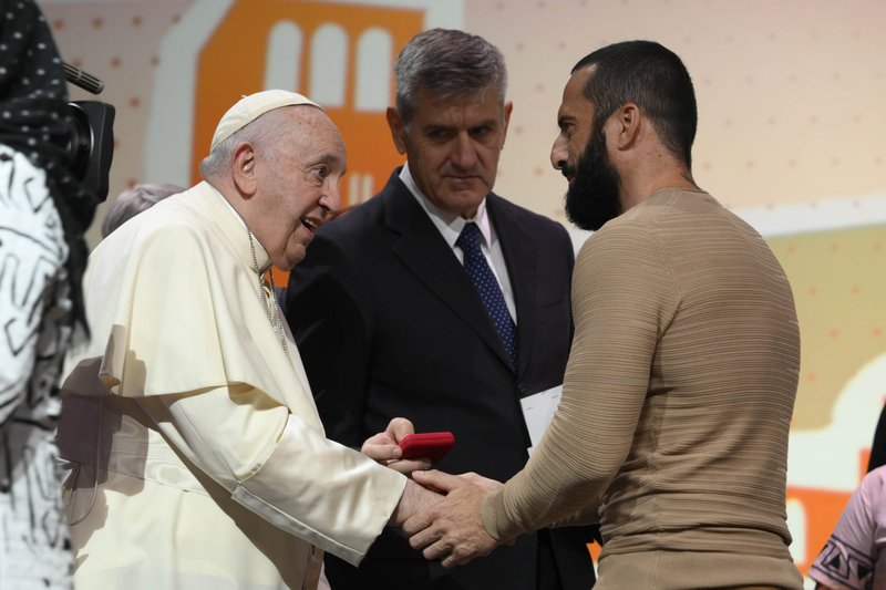 El Papa Francisco saluda a Andrea, un preso al que se le dio permiso para participar en el encuentro de la Economía de Francisco en Asís, Italia, el 24 de septiembre de 2022. El Papa y Andrea hablaron con jóvenes economistas, empresarios, asesores financieros, académicos y científicos que han estado trabajando durante dos años en el proyecto de la Economía de Francisco. (Foto CNS /Vatican Media)