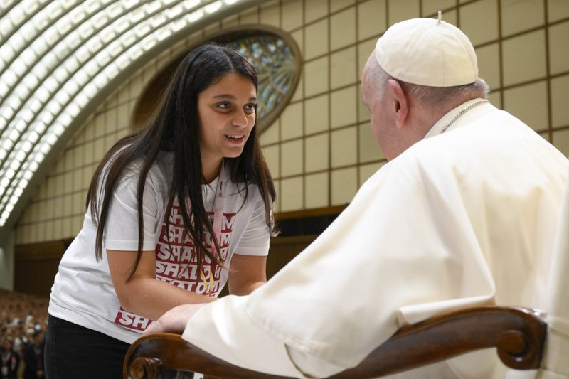 El papa Francisco saluda a una joven durante una reunión con miembros de la Comunidad Católica Shalom en el Vaticano el 26 de septiembre de 2022. (Foto CNS/Vatican Media)