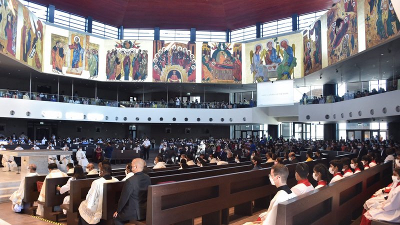 La gente asiste a una liturgia para la consagración de la Catedral de Nuestra Señora de Arabia en Awali, Bahrein, el 10 de diciembre de 2021. El Vaticano ha confirmado que el Papa Francisco visitará Bahrein del 3 al 6 de noviembre de 2022. (Foto CNS/Reuters)