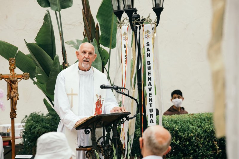 El párroco de San Buenaventura, el padre Tom Elewaut, habla en la misa que celebra la elevación de la misión al rango de basílica menor en julio de 2020. (Colton Machado)