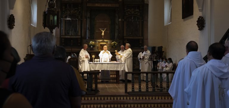 Concelebraron la misa de clausura los obispos auxiliares David O'Connell y Marc Trudeau, así como más de una docena de sacerdotes. (Víctor Alemán)