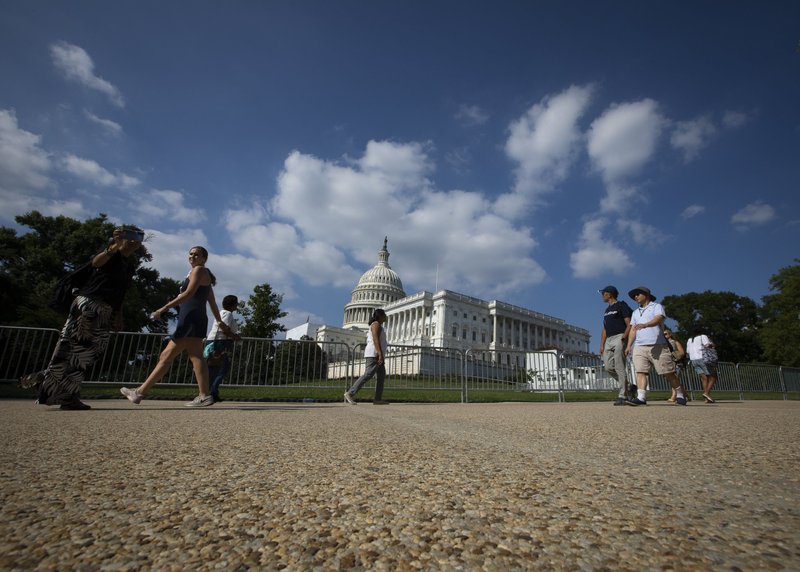 Se ven personas cerca del Capitolio de Estados Unidos en Washington el 24 de junio de 2022. Ese mismo día, el Tribunal Supremo anuló la histórica decisión sobre el aborto Roe v. Wade, que legalizó el aborto en todo el país en 1973. (CNS /Tyler Orsburn)