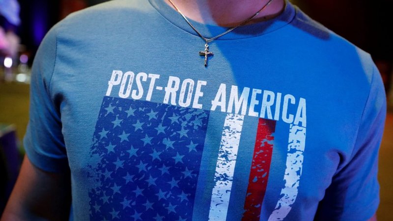 Un estudiante lleva un crucifijo y una camiseta provida durante la Cumbre de Acción Estudiantil (SAS) de Turning Point USA del 22 de julio de 2022 en Tampa, Florida (CNS /Marco Bello, Reuters)
