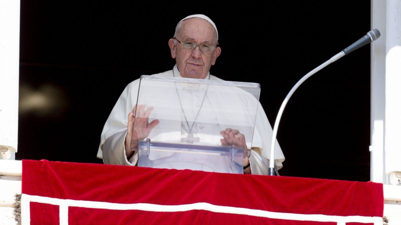 El Papa Francisco dirige el Ángelus desde la ventana de su estudio con vistas a la Plaza de San Pedro en el Vaticano el 2 de octubre de 2022. El Papa rogó al presidente ruso Vladimir Putin que detenga la guerra en Ucrania y condenó la anexión de cuatro regiones ucranianas por parte de Rusia. También pidió al presidente ucraniano, Volodymyr Zelenskyy, que esté abierto a propuestas de paz serias. (Foto CNS /Vatican Media)