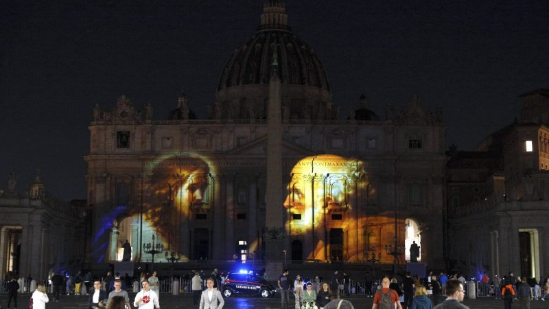 Imágenes proyectadas que detallan la vida del Apóstol San Pedro se ven en la fachada de la Basílica de San Pedro en el Vaticano el 2 de octubre de 2022. El tenor italiano Andrea Bocelli cantó para miles de personas en la Plaza de San Pedro mientras el Vaticano inauguraba una proyección de dos semanas de un cortometraje sobre la vida de San Pedro. (Foto CNS /Paul Haring)