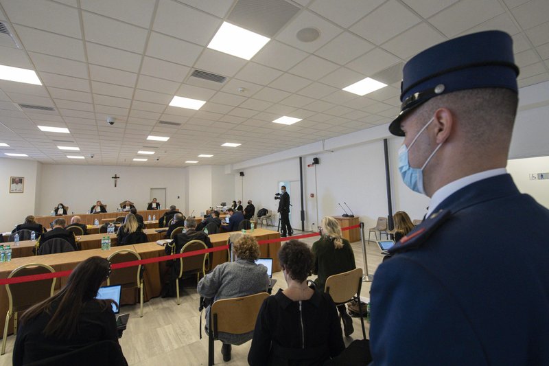 Un oficial de policía del Vaticano monta guardia durante la tercera sesión del juicio de seis acusados de delitos financieros en el tribunal penal del Estado de la Ciudad del Vaticano el 17 de noviembre de 2021. Cuando se reanudó el juicio de 10 acusados el 28 de septiembre de 2022, los fiscales concluyeron su interrogatorio de Fabrizio Tirabassi, ex funcionario de la Secretaría de Estado, y comenzó a escuchar testimonios de testigos. (CNS photo/Vatican Media)