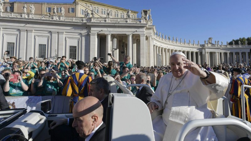 El Papa Francisco saluda a la multitud durante su audiencia general en la Plaza de San Pedro del Vaticano el 5 de octubre de 2022. (Foto CNS /Vatican Media)
