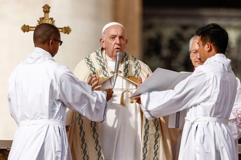El papa Francisco celebra la misa de canonización de los nuevos santos Giovanni Battista Scalabrini y Artemide Zatti en la plaza de San Pedro del Vaticano el 9 de octubre de 2022. (Foto CNS /Guglielmo Mangiapane, Reuters)