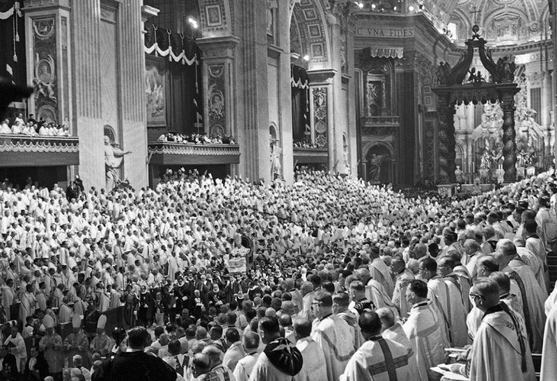 El Papa Juan XXIII dirige la sesión de apertura del Concilio Vaticano II en la Basílica de San Pedro el 11 de octubre de 1962. (CNS/L'Osservatore Romano)