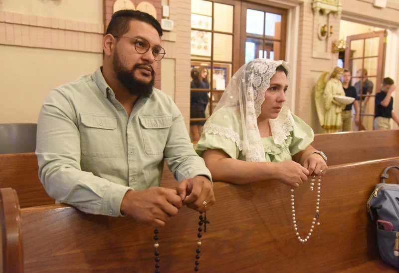 Los esposos Félix y Paholla Navarrete se arrodillan en oración el 1 de septiembre de 2022, en la Iglesia de Nuestra Señora del Santísimo Rosario en Indianápolis. La pareja se entristeció, pero no se sorprendió, por las imágenes que salieron de su país natal, Nicaragua, a principios de agosto, cuando miembros de la policía nacional, bajo el mando del presidente Daniel Ortega, arrestaron a un obispo católico, sacerdotes, seminaristas y laicos católicos. (CNS/Sean Gallagher, The Criterion)