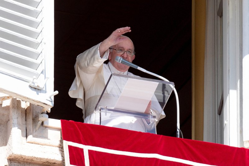 El Papa Francisco saluda a la multitud mientras dirige el Ángelus desde la ventana de su estudio con vistas a la Plaza de San Pedro en el Vaticano el 16 de octubre de 2022. (CNS /Vatican Media)