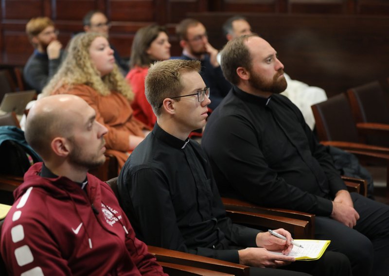 Seminaristas escuchan a Brandon Vaidyanathan, profesor asociado y presidente del departamento de sociología de la Universidad Católica de América en Washington el 19 de octubre de 2022, durante una presentación sobre una encuesta nacional de sacerdotes católicos. (Foto CNS/Bob Roller)