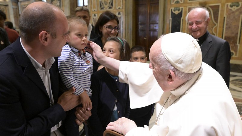 El Papa Francisco acaricia la mejilla de un niño durante una audiencia el 24 de octubre de 2022, con estudiantes y personal del Pontificio Instituto Teológico Juan Pablo II para las Ciencias del Matrimonio y la Familia en la Sala Clementina del Vaticano. (Foto CNS /Vatican Media)