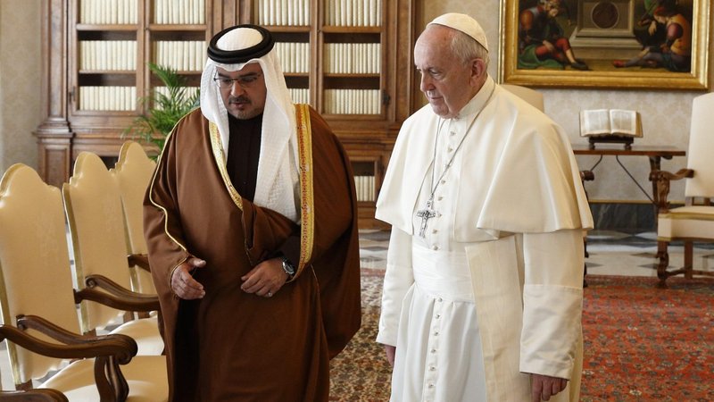 El Papa Francisco camina con el príncipe heredero Salman bin Hamad Al Khalifa, primer ministro de Bahrein, durante una audiencia privada en el Vaticano el 3 de febrero de 2020. El papa Francisco será el primer papa que visite Bahréin del 3 al 6 de noviembre de 2022. (CNS /Paul Haring)