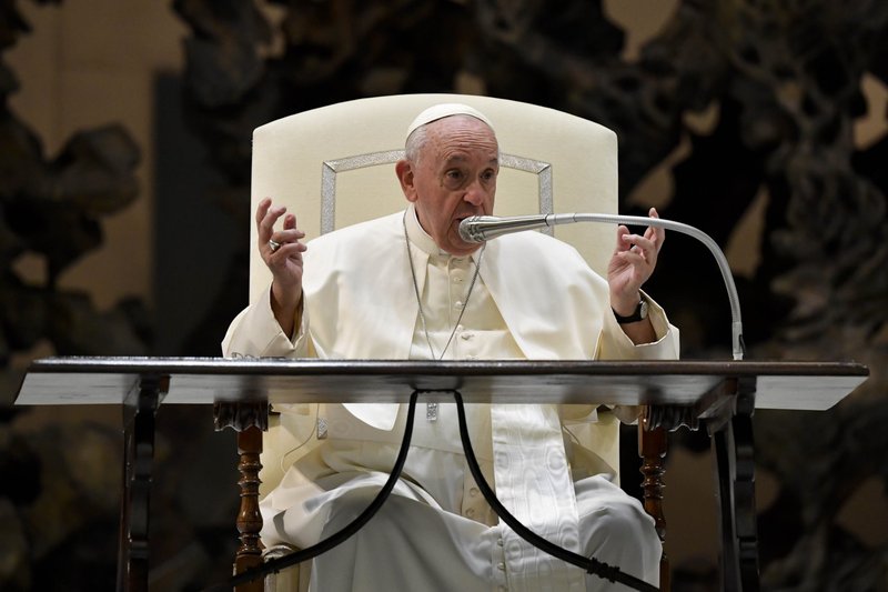 El Papa Francisco responde a preguntas durante un encuentro en el Vaticano con cientos de seminaristas y sacerdotes que estudian en Roma, el 24 de octubre de 2022. (Foto CNS /Vatican Media)