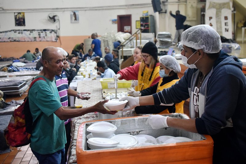 Franciscanos en São Paulo sirven comidas a las personas sin hogar y hambrientas el 19 de mayo de 2022. Un coordinador de servicios sociales franciscano dijo que las políticas de seguridad alimentaria en el país han sido desechadas bajo el gobierno actual. (Foto CNS/Luciney Martins, cortesía de SEFRAS, Servicio de Solidaridad Franciscana)