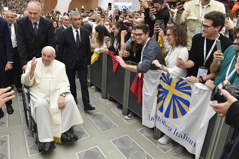 El Papa Francisco saluda al salir de una audiencia en el Vaticano con miembros de la sección de jóvenes adultos de la Acción Católica de Italia, el 29 de octubre de 2022. (CNS /Vatican Media)