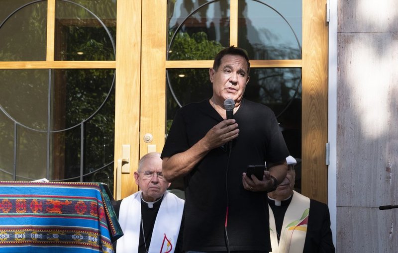 Joe Montanez, víctima-sobreviviente de abusos sexuales por parte de un sacerdote de Los Ángeles ya fallecido, habla en la ceremonia de dedicación del "Jardín de la Curación" en el Centro de Atención Pastoral San Camilo, cerca del este de Los Ángeles, el 26 de octubre. (Víctor Alemán)