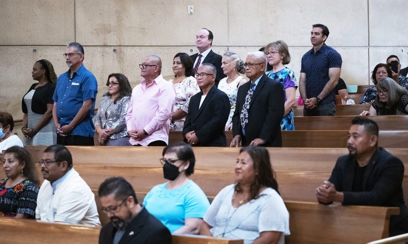 Kenneth Arguelles (segundo por la izquierda, de azul) en la ceremonia de nombramiento de catequistas de este año en la Catedral de Nuestra Señora de los Ángeles el 11 de septiembre. (Víctor Alemán)