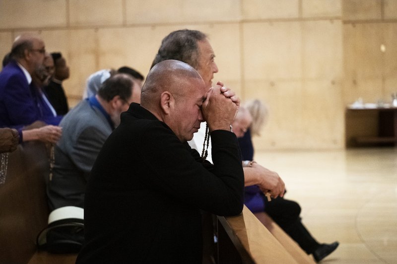 Un hombre reza en la Catedral de Nuestra Señora de los Ángeles durante el 17º Desayuno de Oración Católico de Los Ángeles el 20 de septiembre. (Víctor Alemán)