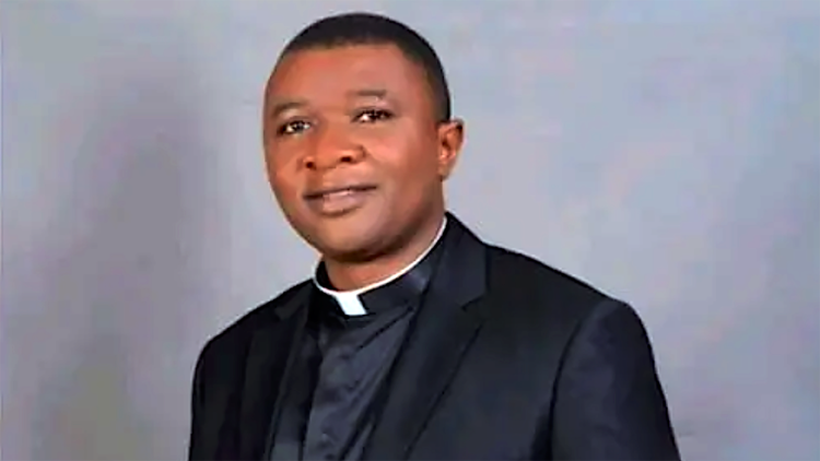 El padre Joseph Igweagu, párroco de la parroquia de San José, en Abata Nsugbe, Nigeria.